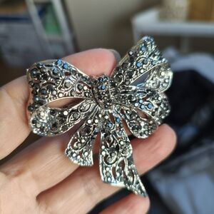 702 Elegant Silver Bow Brooch